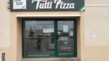 Tutti Pizza Chemille food