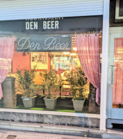 Den Beer outside