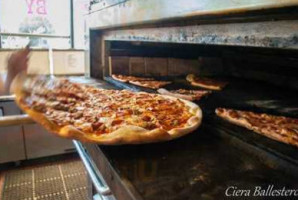 Mombo's Pizza food