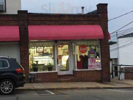 Ava's Cupcake Shoppe outside