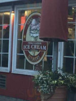 Friday Harbor Ice Cream outside