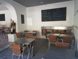 Le Petit Bistro inside