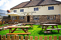 The Queen O' T' Owd Thatch inside