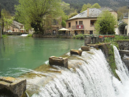 La Source Du Pecher outside