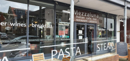 Mezzaluna outside