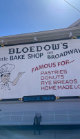 Bloedow Bakery outside