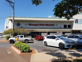 Young's Fish Market outside