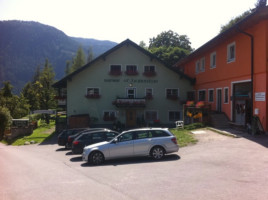 Gasthof-Pension St Hubertus outside