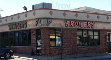 Broiler's Flip outside