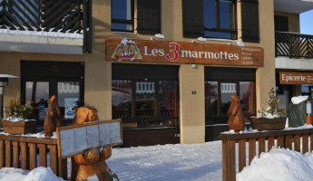 Les 3 Marmottes outside