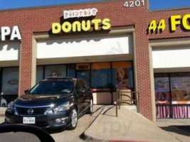 Pilaski's Donuts outside