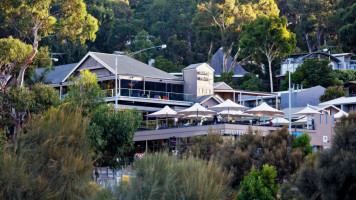 Lorne Hotel Bistro outside