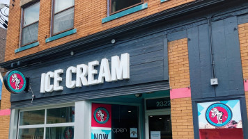 Chocolate Shoppe Ice Cream Co. outside