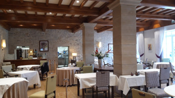 Le Montrachet inside