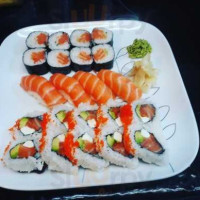 Lee's Sushi food