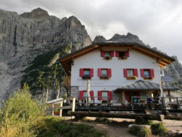 Rifugio Bruto Carestiato outside