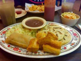 Las Comadres Salvadorean food