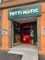 Tutti Pizza inside