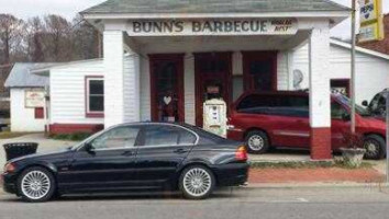 Bunn's -b-q outside