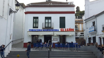 Cervecería Marisquería El León food