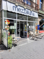 Mezzaluna outside