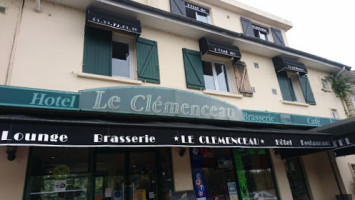 Le Clem outside