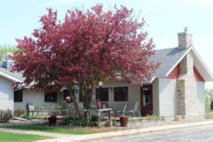 Red Cabin At Green Acres outside