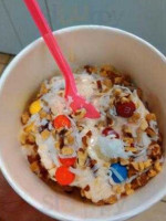 Frozo's Frozen Yogurt food