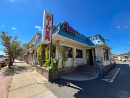 Peter's Bay Village Diner outside