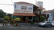 El Labrador De Fataga outside