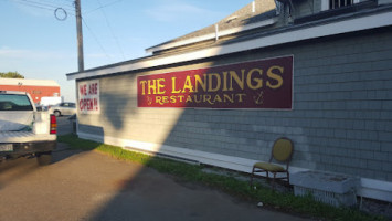 Landings Lounge outside