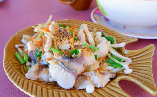 บ้านก๋วยเตี๋ยวริมน้ำ food