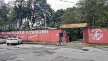 O Caseiro outside