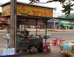 ชายสี่ บะหมี่เกี๊ยว ตรงข้ามโลตัสบุ่งหวาย food