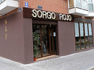 Sorgo Rojo outside