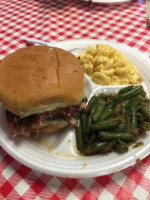 Petty's Bbq food