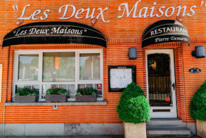 Les Deux Maisons outside