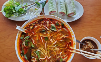 4 Sisters Pho food