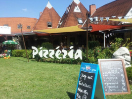 Komáromy Pizzéria Strand outside