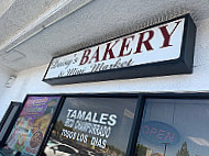 Daisy's Bakery outside