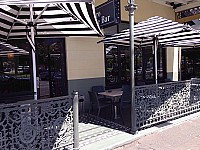 Royal Hotel Bistro outside