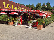 Le Laeticia outside