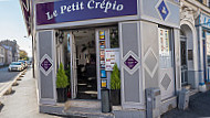 Le Petit Crepio outside