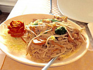 Hansa's Thai Kitchen food