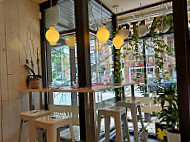 Julian's Comptoir Gourmand inside