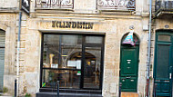 Le Clandestin outside