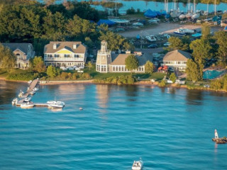 The Pub Restaurant Wine Bar The Inn In Madeline Island