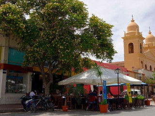 De la Plaza Pena y restaurante