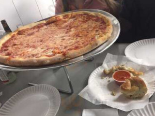 Ginos Pizzeria