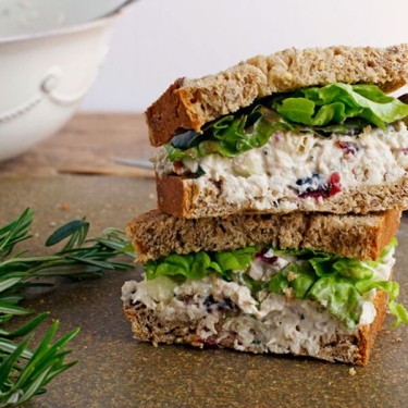 Familjestorlek Tranbärspekannötkycklingsallad